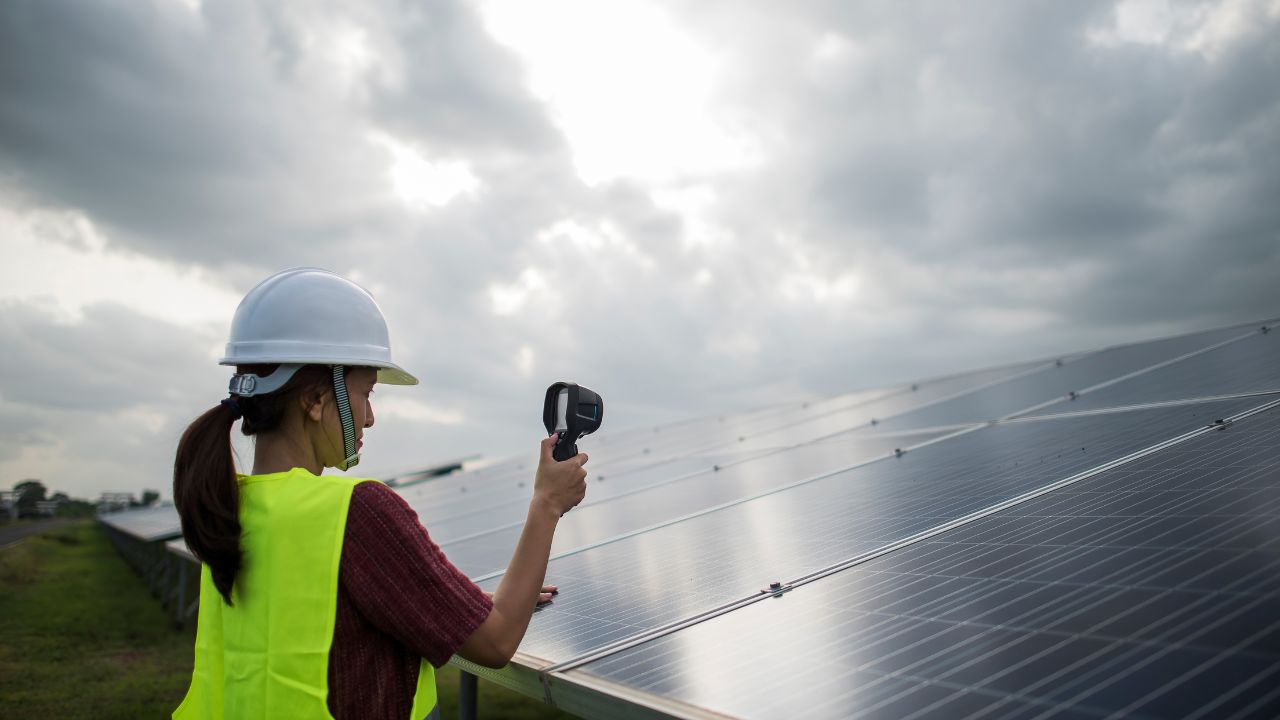 Quando vale a pena contratar limpeza profissional de painéis solares