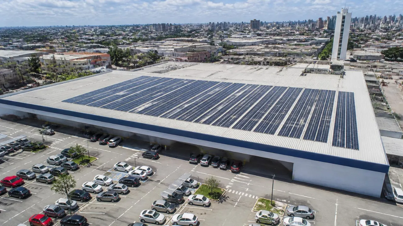 Supermercado com painéis solares no telhado
